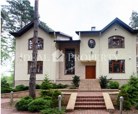 Lieliska savrupmāja Asaros, Jūrmalā, netālu no jūras.